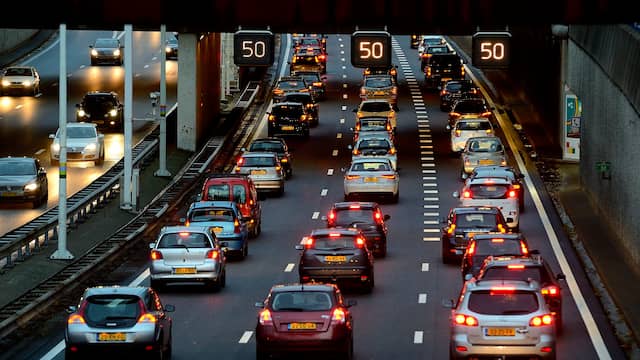 Lange files op wegen rond Eindhoven door ongelukken. Lange files op wegen rond Eindhoven door ongelukken.