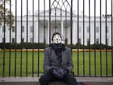 Dinsdag 5 november: Een aanhanger van Anonymous zit voor het Witte Huis tijdens een demonstratie van de hackersgroep in Washington.