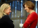 Minister van Defensie Jeanine Hennis-Plasschaert in gesprek met PvdA-Kamerlid Angelien Eijsink na het reces in het debat over de toekomst van Defensie. Volgens Eijsink is de aanschaf van de JSF nog niet zeker: "het stoplicht staat nog op oranje."