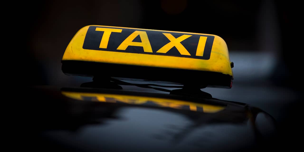 Taxichauffeur achtervolgt tasjesrover