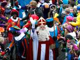 Sinterklaas zwaait naar de massaal toegestroomde kinderen en hun ouders in de binnenstad van Groningen.