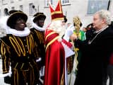 Sinterklaas wordt welkom geheten door de Amsterdamse burgemeester Eberhard van der Laan.