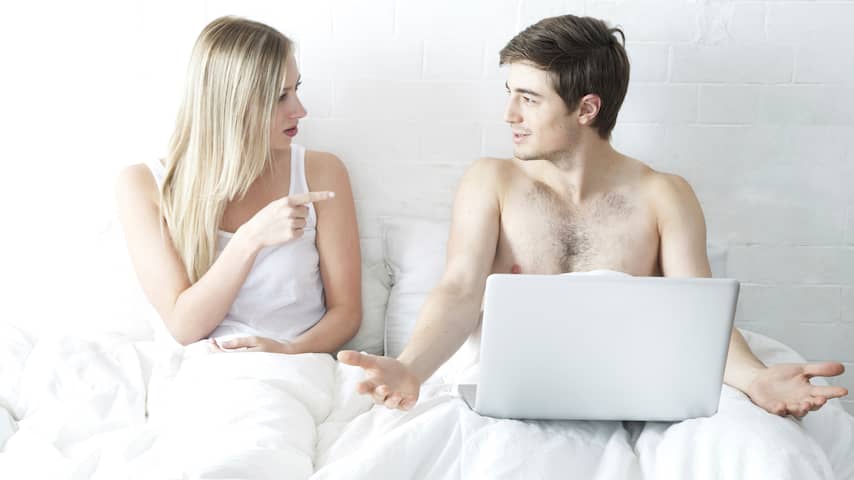 sociale media computer bed slaapkamer relaties
