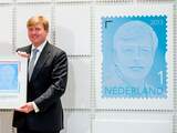 Koning neemt nieuwe postzegel in ontvangst
