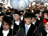 'Gepromoveerden werken vooral buiten de universiteit en verdienen daar meer'
