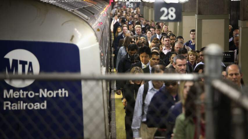 Vrouw voor metro geduwd in New York