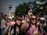 ''Op dit moment is het dan ook het beste om de macht terug te geven aan het Thaise volk en verkiezingen te houden'', aldus de premier in een televisietoespraak.