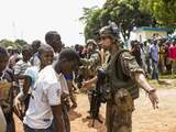 Afrikaanse vredesmilitairen hebben donderdag in de roerige hoofdstad van de Centraal-Afrikaanse Republiek in de lucht geschoten om een grote menigte uiteen te jagen. 