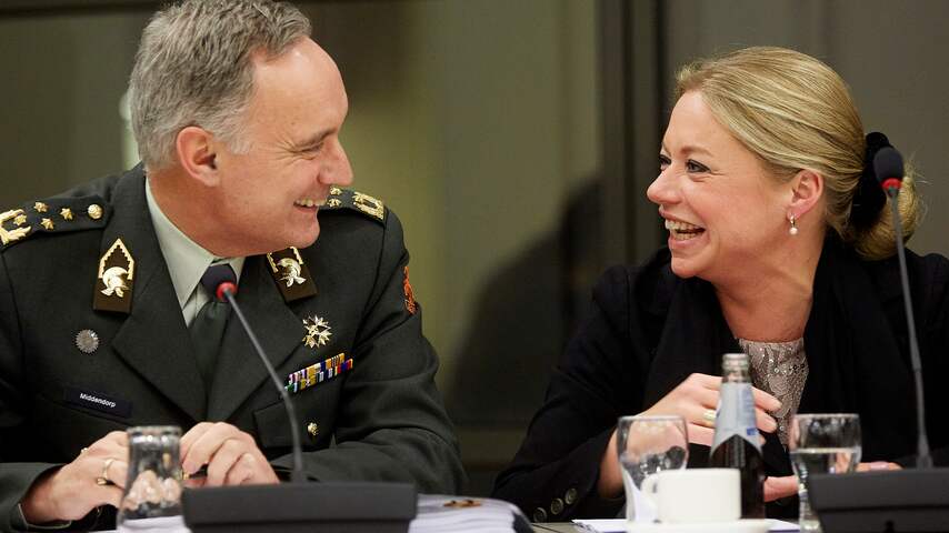 Hennis wijst eis Kamer transportheli's Mali af