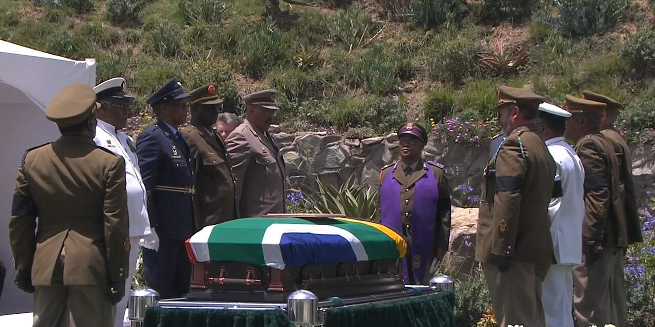 Nelson Mandela begraven in Qunu