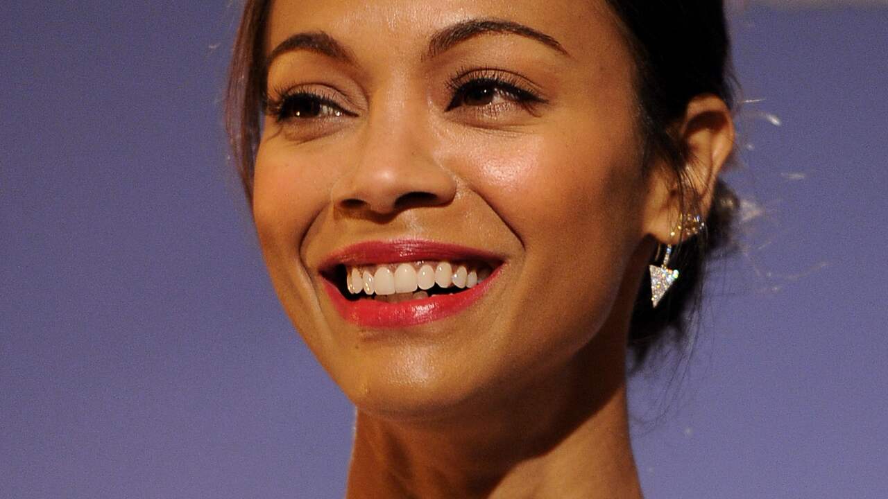 Zoë Saldana overweegt borstimplantaten | Achterklap | NU.nl