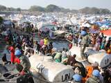 Zuid-Koraanse militairen leveren drinkwater aan vluchtelinge in een kamp in Zuid-Sudan. 