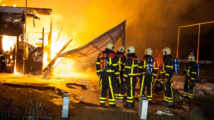 Grote brand verwoest clubgebouw van VC Leeuwen in Roermond