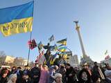 Tienduizenden Oekraïeners zijn zondag de straat op gegaan in Kiev uit protest tegen de pro-Russische plannen van hun regering.
