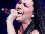 Zangeres Evanescence in de clinch met label