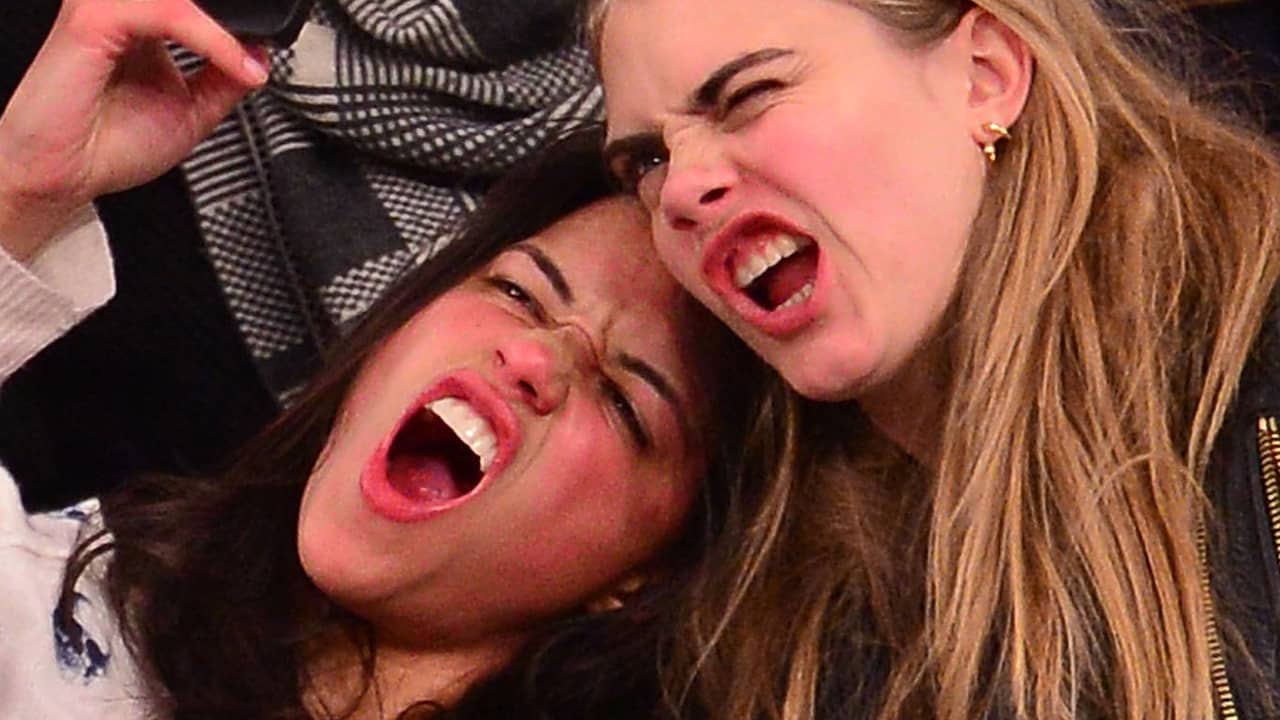 Cara Delevingne en Michelle Rodriguez zoenend gefotografeerd | Achterklap |  NU.nl