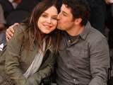 Woensdag 15 januari: Acteur Jason Biggs kust zijn vrouw Jenny Mollen in de rust van een wedstrijd van de LA Lakers.