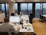 	 UTRECHT - De eerste medewerkers van Rijkswaterstaat zijn weer aan het werk in de 'triltoren'. In de zomer moesten alle 1500 personeelsleden in het gebouw hun werk staken omdat het gebouw trilde. Uiteindelijk bleek na onderzoek dat de trillingen werden veroorzaakt door de glazenwasinstallatie. ANP MICHEL KOOREN
fotograaf	 Michael Kooren