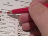 DEVENTER - Ondanks alle technische hulpmiddelen om ons heen, moeten we stemmen met een rode potlood.