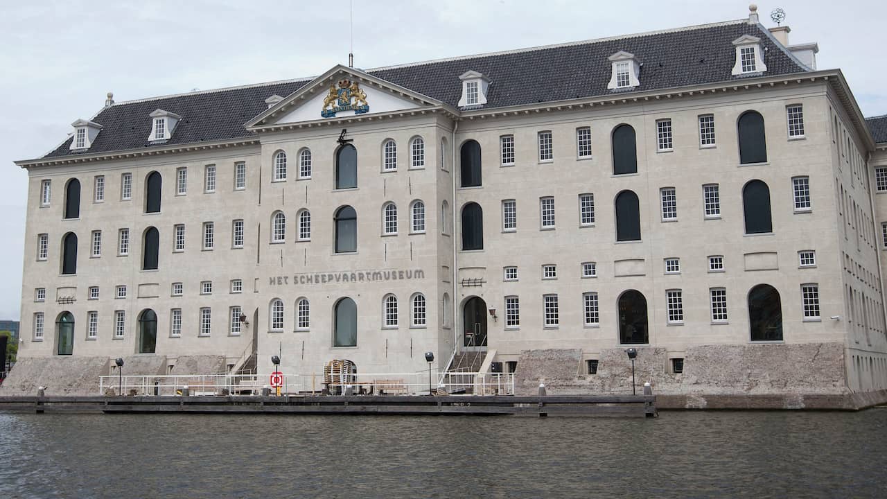 scheepvaartmuseum jacht voorbijgangers vergapen zich aan enorm jacht voor scheepvaartmuseum jacht voorbijgangers vergapen zich aan enorm jacht voor