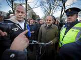Burgemeester Henri Lenferink (M) van Leiden in gesprek met demonstranten die zich hebben verzameld bij de vermoedelijke woning van de voor seksueel misbruik veroordeelde zwemleraar Benno L. 