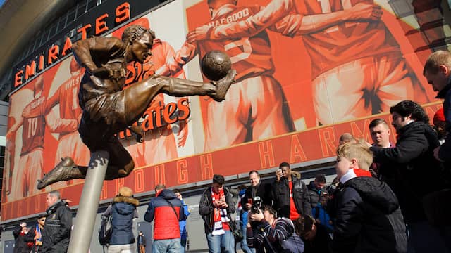 Bergkamp onthult eigen standbeeld bij Emirates-stadion ...