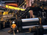 Frankrijk, Grande-Synthe werknemer loopt rond in Arcelor Mittal staalfabriek.