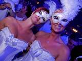 AMSTERDAM - Afgelopen zaterdag vond in de Amsterdam ArenA de wereldpremière plaats van Sensation's nieuwste show 'Innerspace'. Er waren meer internationale gasten dan ooit tevoren. Tienduizend van de veertigduizend bezoekers kwam uit zeventig verschillende landen. Ze waren speciaal naar onze hoofdstad afgereisd voor het inmiddels wereldberoemde evenement.

Traditiegetrouw vindt de première van de wereldtournee iedere zomer plaats in de Amsterdam ArenA. De show 'Innerspace' biedt een spectaculaire reis door de menselijke geest. Maar liefst veertigduizend man vonden afgelopen zaterdag hun weg naar het tot een inmense club omgetoverde voetbalstadion - allemaal gehoor gevend aan de dresscode 'be part of the night, dress in white'.

Van half elf 's avonds tot zes uur 's ochtends werd gedanst op muziek van dj's als Max Vangeli, Fedde le Grand, sander van Doorn, Martin Solveigh, Afrojack en de gebroeders Sanchez. Een keur aan dansers en andere performers sierden het veld en de tribunes van de ArenA. Maar misschien nog het meest indrukwekkend was het bewegend tapijt van reusachtige lichtgevende ballen, dat vanaf het dak van de ArenA meedeinde op de muziek.

De organisatie is uiterst tevreden over het verloop. Ieder jaar verkoopt het evenement binnen een paar uur uit. Sensation zal de komende jaren wederom ruim 20 landen aandoen met deze spectaculaire en innovatieve show. 