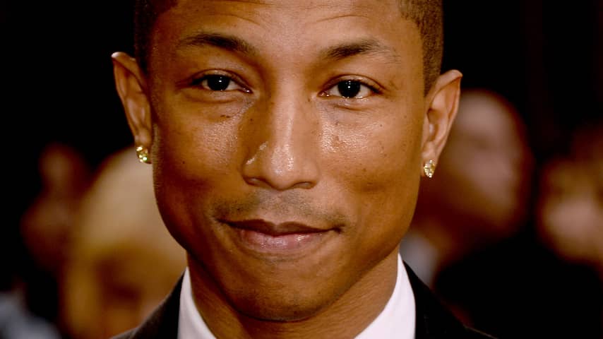 Pharrell Williams in korte broek naar Oscars