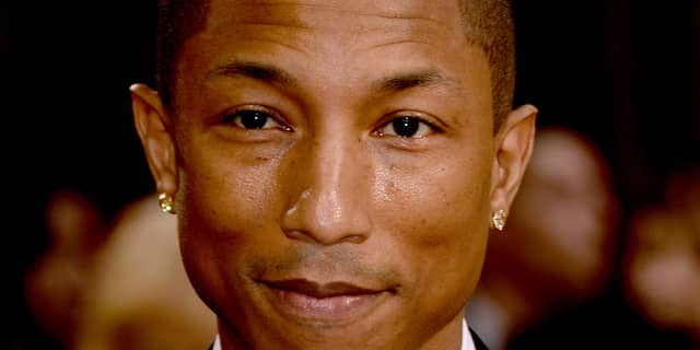 Pharrell Williams in korte broek naar Oscars