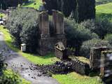 De Italiaanse regering grijpt in om het verdere verval van Pompeï een halt toe te roepen. Er komt een speciaal team voor het onderhoud van het antieke monument. 