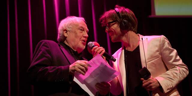Giel Beelen spreekt met Jan Smeets tijdens de Pinkpop 2014 presentatie in Paradiso