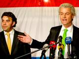 Lijsttrekker Leon de Jong (L) van de Haagse PVV en partijleider Geert Wilders op het podium tijdens de verkiezingsavond.