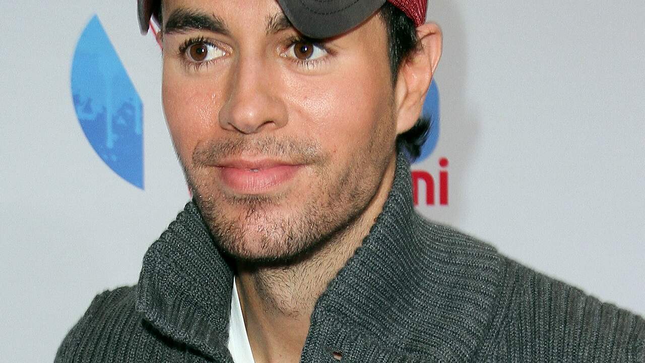 Enrique Iglesias zoent fan op de mond tijdens concert in Kiev