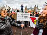 Actievoerders protesteren tegen racisme en de PVV tijdens een demonstratie op het Museumplein.