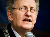 Van der Laan onderbreekt vakantie wegens crash