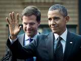 Barack Obama zwaait naar de aanwezige pers.