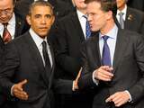 De Amerikaanse president Obama wijst premier Rutte op een fotomoment.