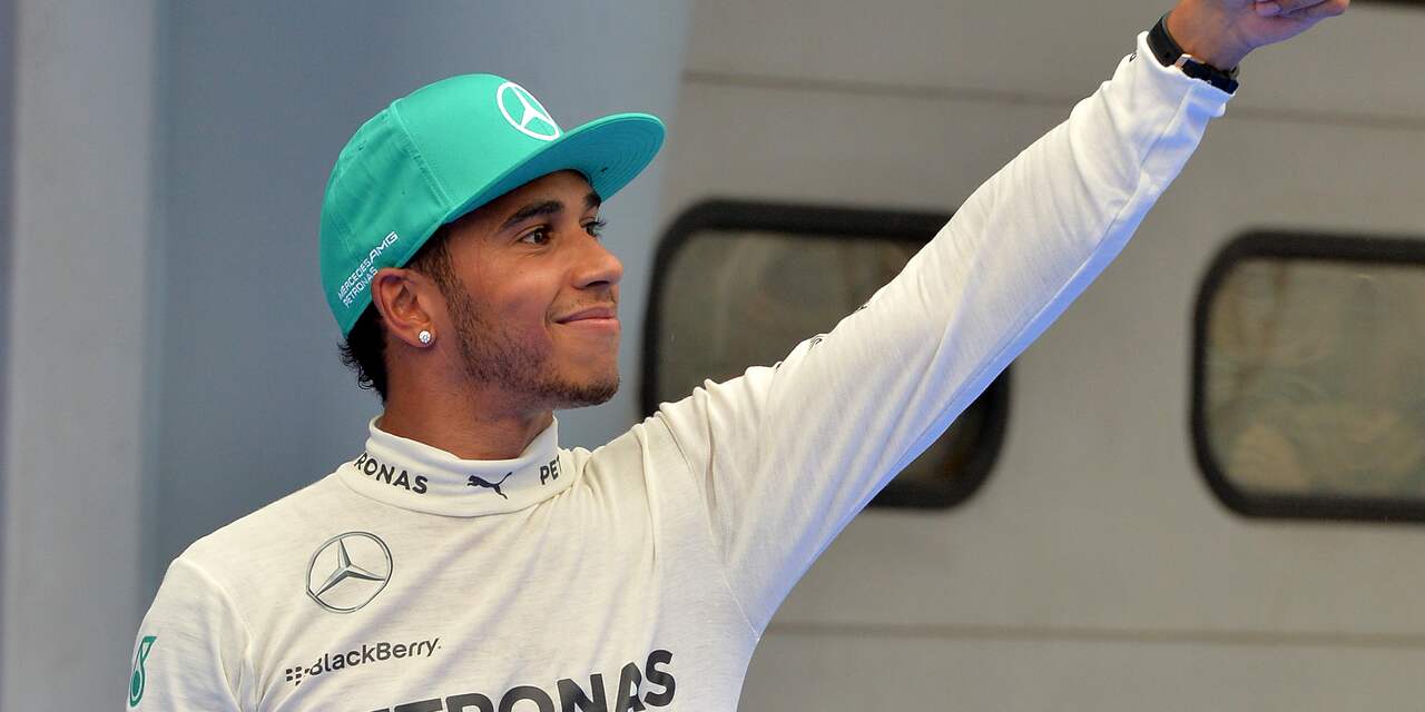 Hamilton pakt pole position in regenachtig Maleisië