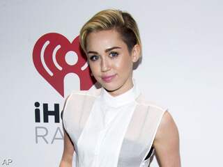 Rouwende Miley Cyrus krijgt puppy van moeder