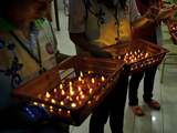 Zondag 6 april: Vrijwilligers kijken of alle elektrische lichtjes het nog doen die gebruikt worden bij het bidden voor de vermisten van de vlucht van Malaysia Airlines.