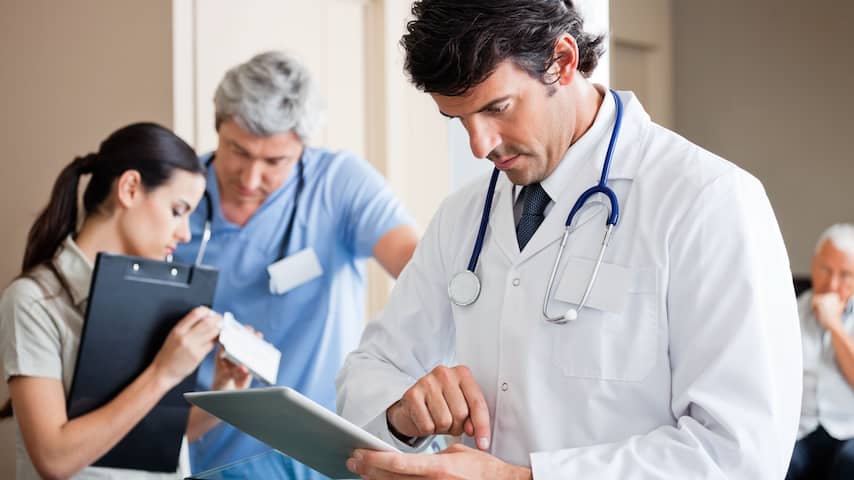 Dokter arts met tablet stethoscoop