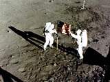 1969, NASA's finest hour. Neil Armstrong en Buzz Aldrin planten de Amerikaanse vlag op de maan. 