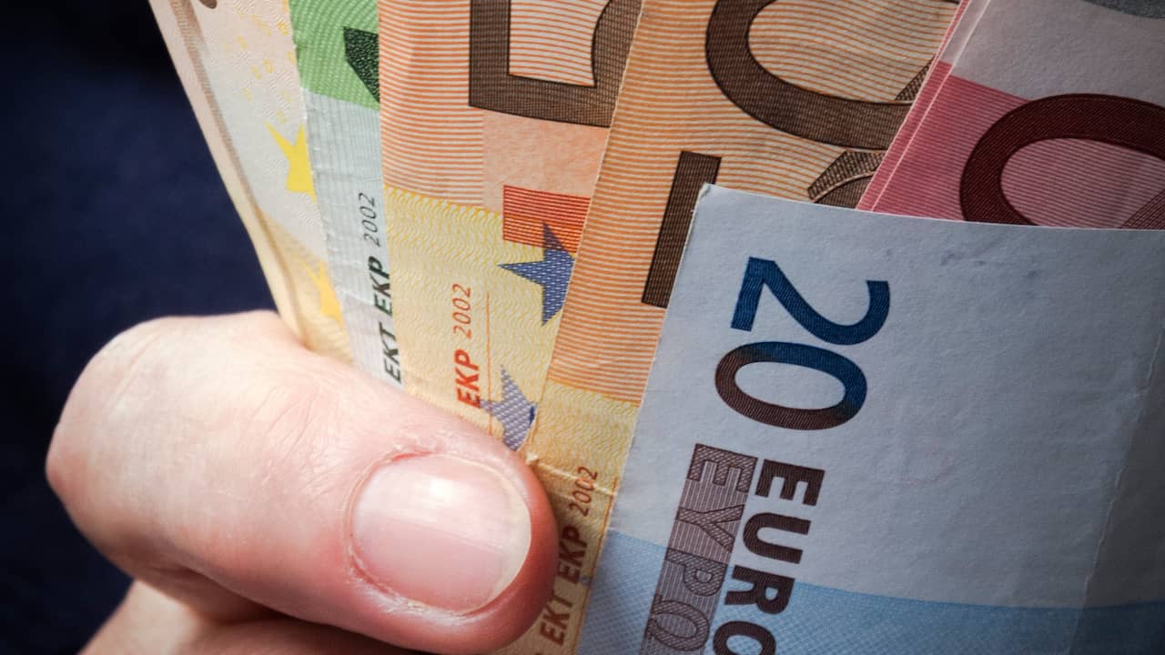 Geldpersen en 50 miljoen aan valse euro's gevonden in Napels, Economie