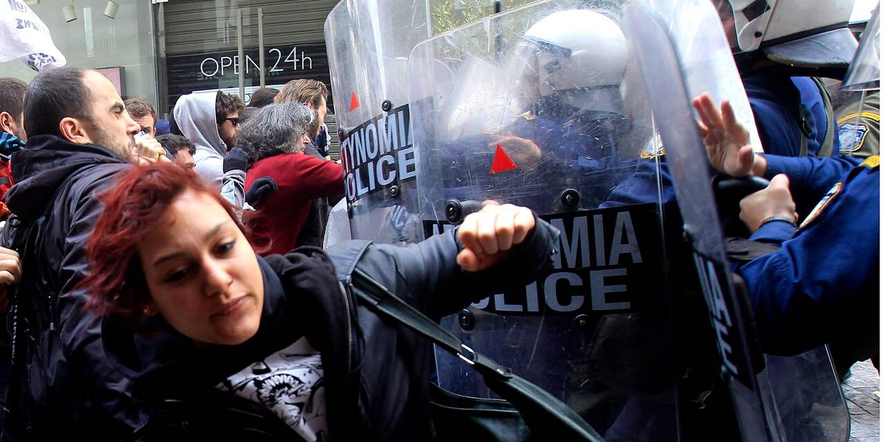 Protest tegen koopzondagen Athene ontaardt in rellen