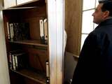 De beroemde draaibare boekenkast in het Anne Frank Huis in Amsterdam komt voor het grootste deel achter glas te staan. Hiermee moeten verdere beschadigingen worden voorkomen. 