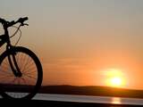 Smartphone op de fiets zonsondergang