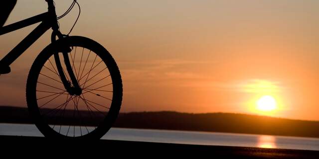 Smartphone op de fiets zonsondergang