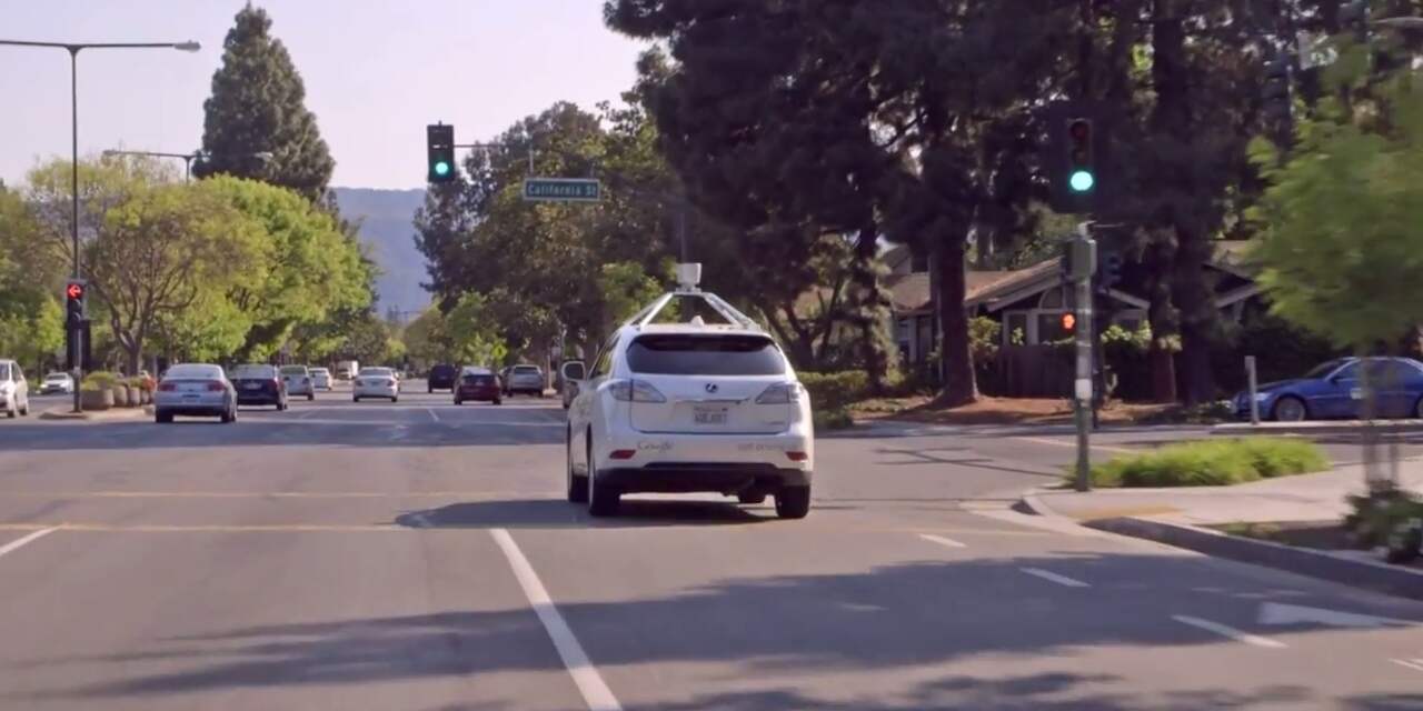 'Zelfrijdende auto's Google behendiger in stadsverkeer'