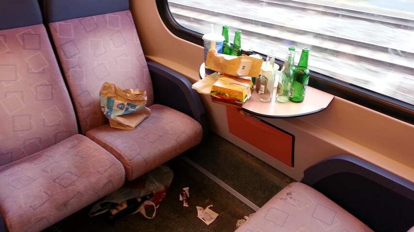 NS gaat mogelijk vuilniszakken uitdelen in trein